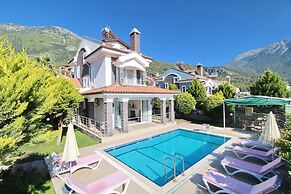 Arnna Villa 4 by Villa Buketi