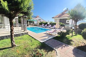 Arnna Villa 4 by Villa Buketi