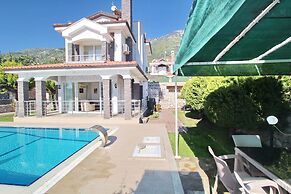 Arnna Villa 4 by Villa Buketi