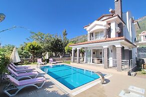 Arnna Villa 4 by Villa Buketi