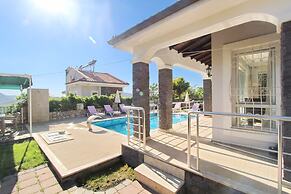 Arnna Villa 4 by Villa Buketi