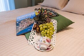 Charming Acropolis Metro Apartment