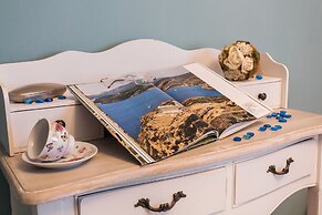 Charming Acropolis Metro Apartment