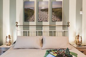 Charming Acropolis Metro Apartment