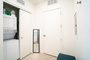 Minimalist & Alluring Condo, Walk to Mile High