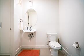 Minimalist & Alluring Condo, Walk to Mile High