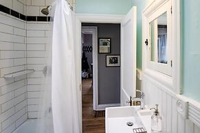 The City Park Cottage With Home Theater