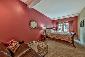 Luxury Three Bedroom Mountain Escape at Kirkwood Townhouse by RedAwnin