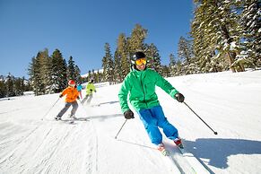 Luxury Three Bedroom Mountain Escape at Kirkwood Townhouse by RedAwnin