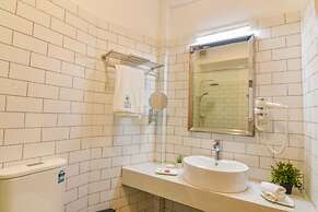 The Lynden Grove Hotel