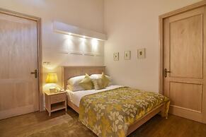 The Lynden Grove Hotel