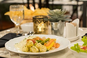 The Lynden Grove Hotel