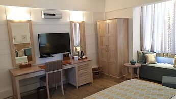 The Lynden Grove Hotel