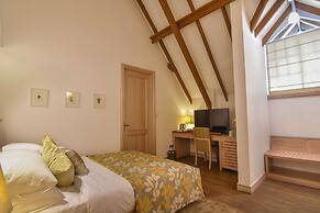 The Lynden Grove Hotel