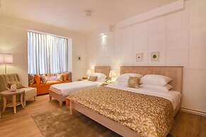 The Lynden Grove Hotel