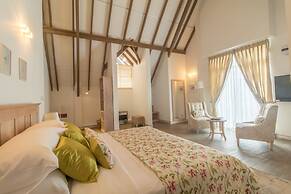 The Lynden Grove Hotel