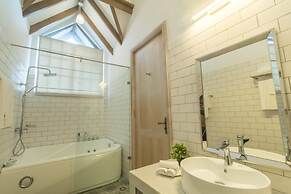 The Lynden Grove Hotel