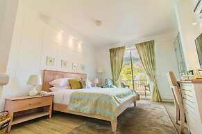 The Lynden Grove Hotel