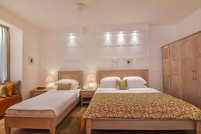 The Lynden Grove Hotel