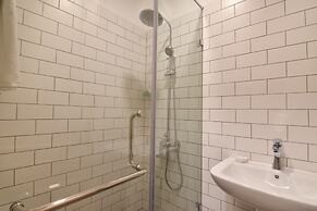 The Lynden Grove Hotel