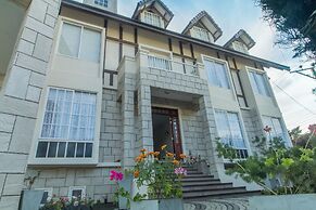 The Lynden Grove Hotel