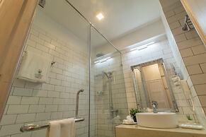 The Lynden Grove Hotel