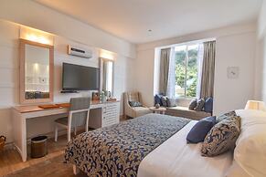 The Lynden Grove Hotel