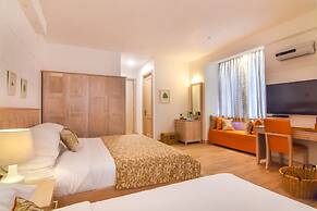 The Lynden Grove Hotel