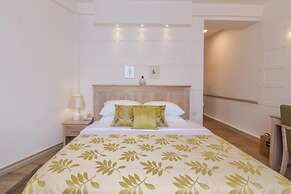 The Lynden Grove Hotel