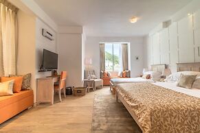 The Lynden Grove Hotel