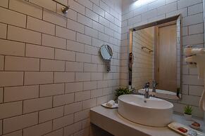 The Lynden Grove Hotel