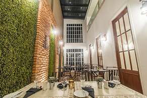 The Lynden Grove Hotel