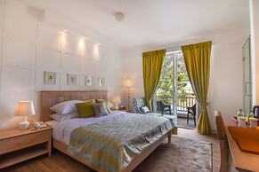 The Lynden Grove Hotel