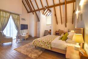 The Lynden Grove Hotel