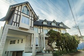 The Lynden Grove Hotel