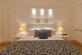 The Lynden Grove Hotel