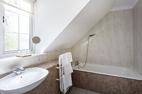 Roydon Marina Village Hotel