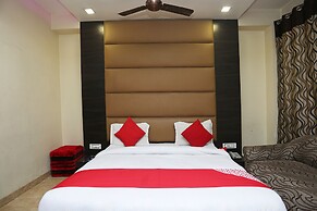 OYO 27864 Hotel Samrat
