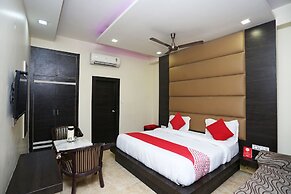 OYO 27864 Hotel Samrat