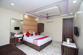 OYO 27864 Hotel Samrat