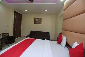 OYO 27864 Hotel Samrat