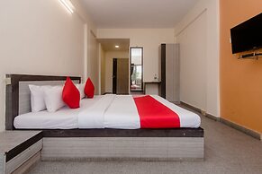 OYO 26206 Hotel Paras