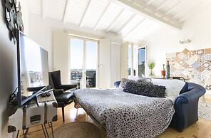 Charming Mezzanine Rooftop View