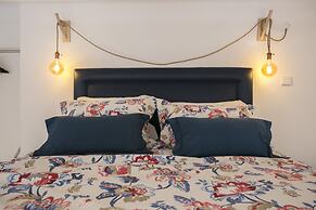 Charming Mezzanine Rooftop View