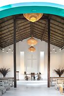 Vila do Outeiro em frente a praça da igreja