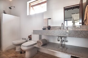 Vila do Outeiro em frente a praça da igreja