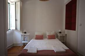 Stunning Apartment Near Chiado