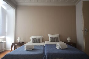 Stunning Apartment Near Chiado