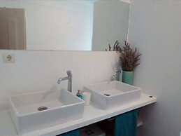 Stunning Apartment Near Chiado