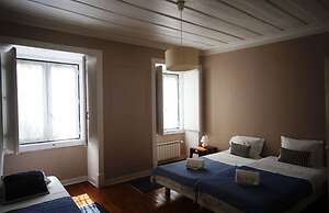 Stunning Apartment Near Chiado